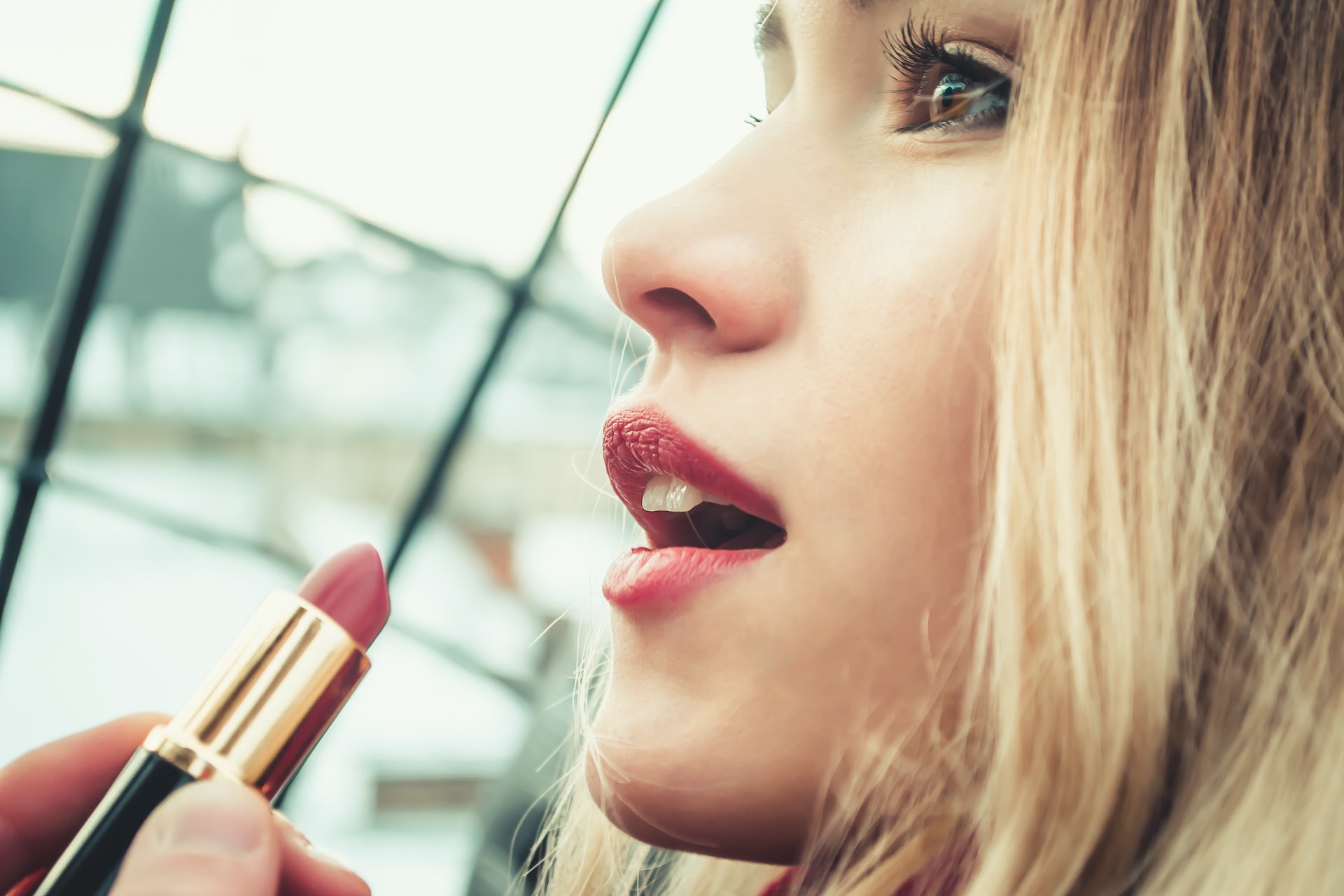 5 Rekomendasi Lipstik Terbaik yang Bagus dan Tahan Lama